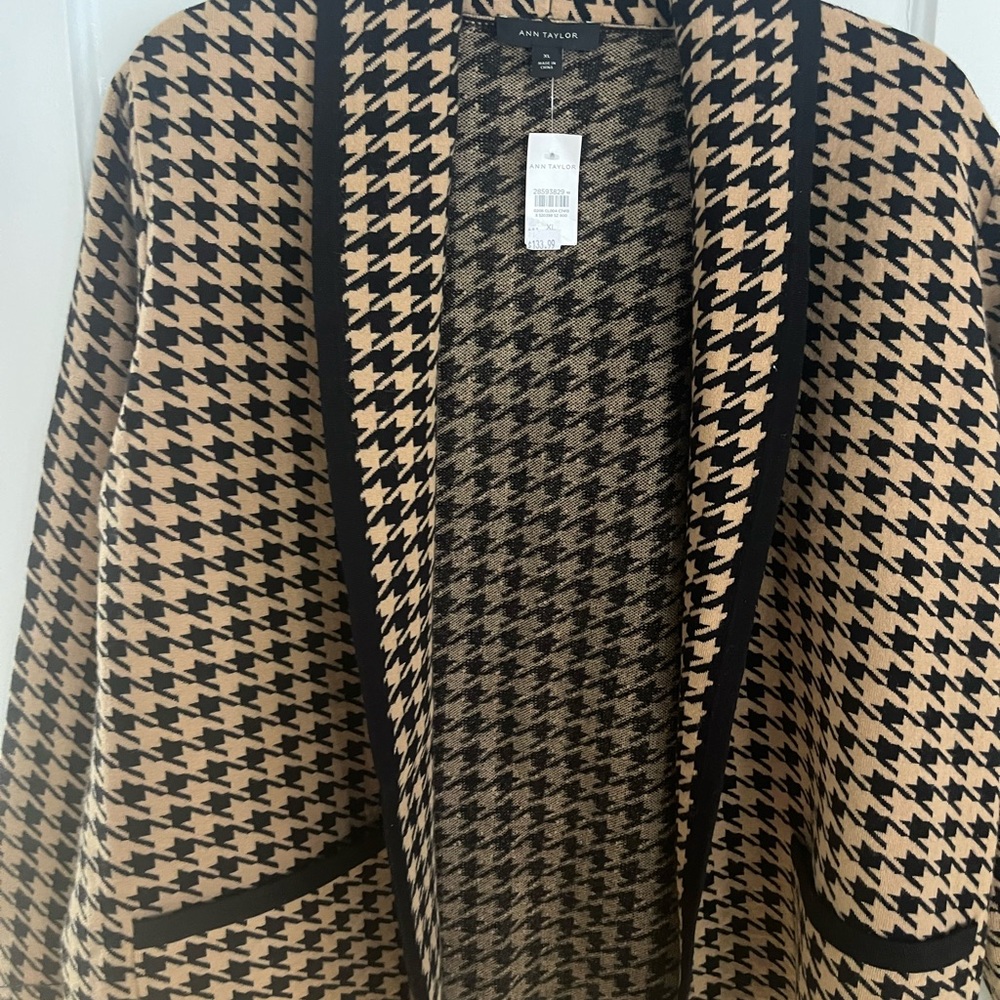 Ann Taylor Black and Tan Houndstooth indoor coatigan - Picture 2 of 4